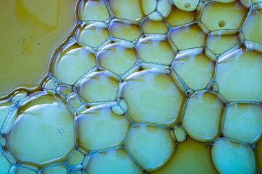 Arka plan olarak su üzerinde renkli su bubles