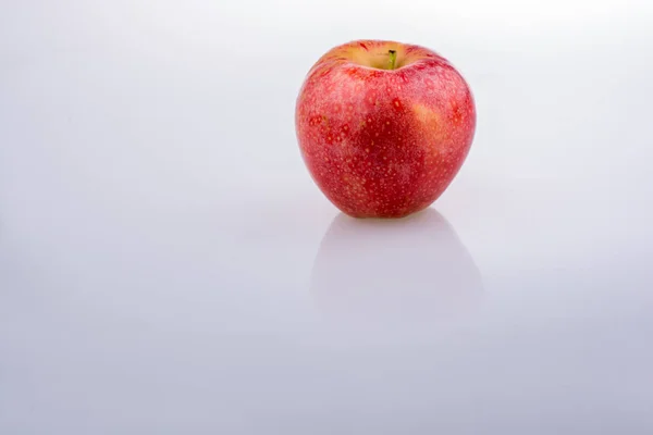 Pomme rouge fraîche sur fond blanc — Photo