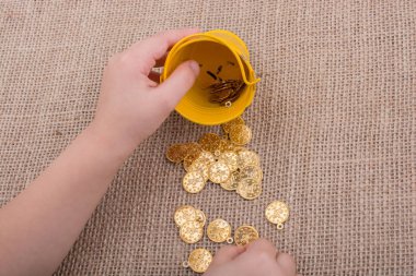 Kova ve sahte altın tuval üzerine bol