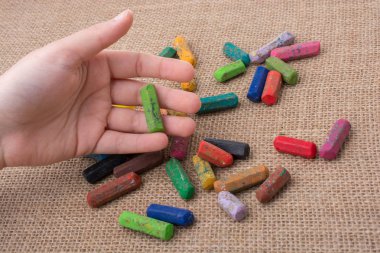 Kullanılan renkli boya kalemi ve gençler yardım