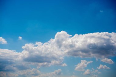 Beyaz bulutlu mavi gökyüzü