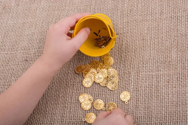 Kova ve sahte altın tuval üzerine bol