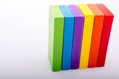 Coorful domino taşları beyaz arka plan üzerinde