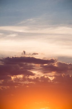 Karanlık ve gri bulutlar gökyüzünde bulundu