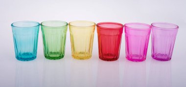 Çeşitli renk bardak içmek