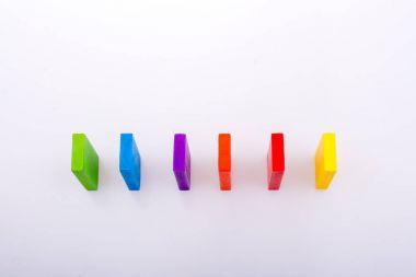 Coorful domino taşları beyaz arka plan üzerinde