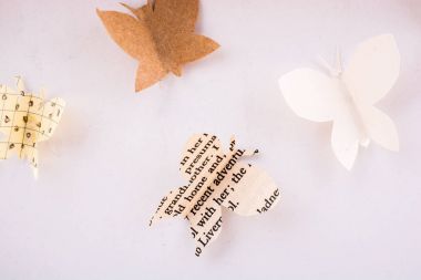 Çeşitli yapmak için kağıt kesme yazın butterflyes