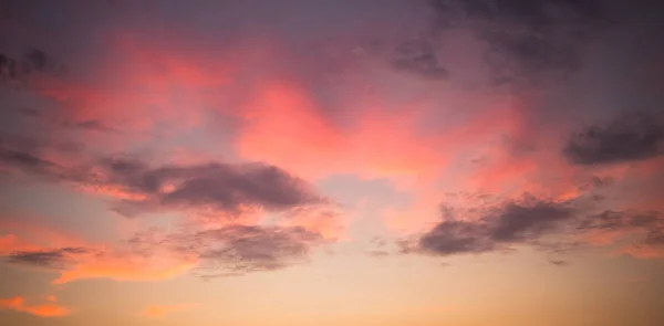Nubes de colores y luz en el cielo — Foto de Stock