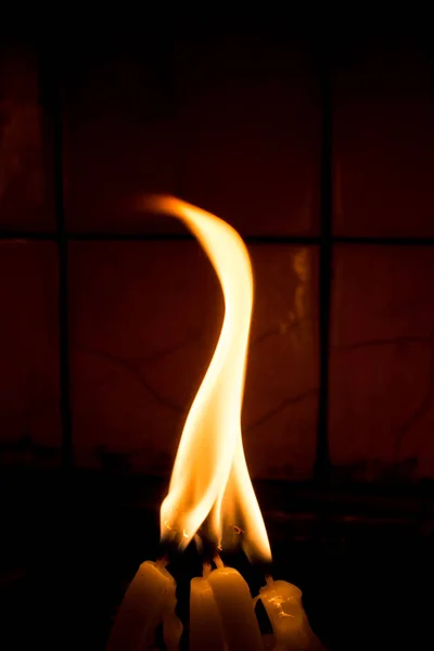Brandende kaarsen geven licht in het donker — Stockfoto