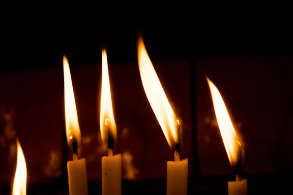 Горящие свечи светят в темноте — стоковое фото