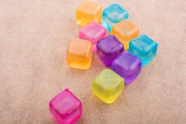 Ahşap renkli buz küpleri sahte