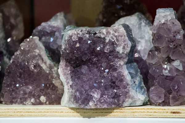 Nyers lila amethyst rock kristály ametist — Stock Fotó