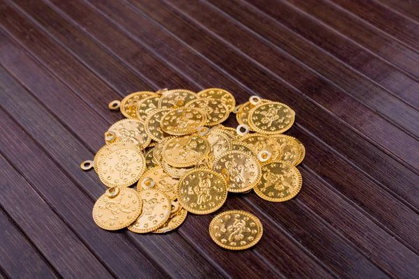 Υπάρχουν πολλά ψεύτικα χρυσά νομίσματα στη θέα. — Φωτογραφία Αρχείου