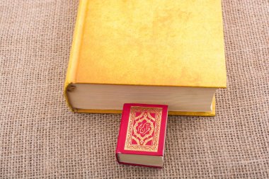 İslam kutsal kitap kuran mini boyutu ile başka bir kitap