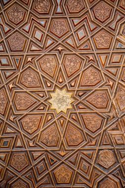 Yüzeylerinde geometrik desenler olan Osmanlı Türk sanatı