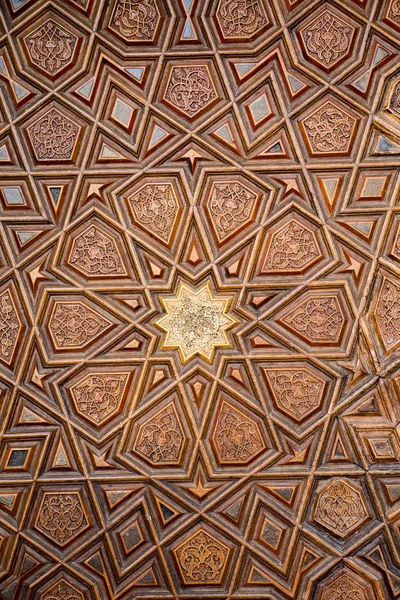 Yüzeylerinde geometrik desenler olan Osmanlı Türk sanatı