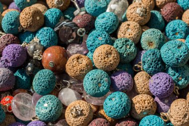 Çeşitli renkte renkli boncuklar.