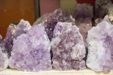 Çiğ menekşe ametist kaya kristal ametist ezoterik