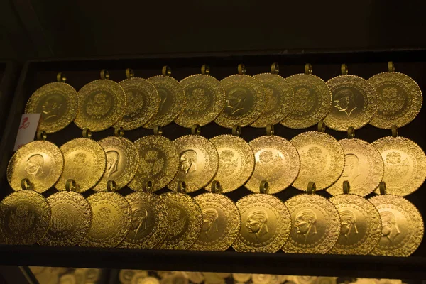 Πολλά Χρυσά Νομίσματα Ιδιοφυΐας Είναι Στη Θέα — Φωτογραφία Αρχείου