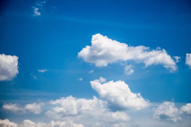 Mavi Gökyüzü beyaz bulutlarla dolu