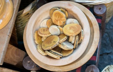 Ahşap kütük ince parçalar halinde kesilmiş.