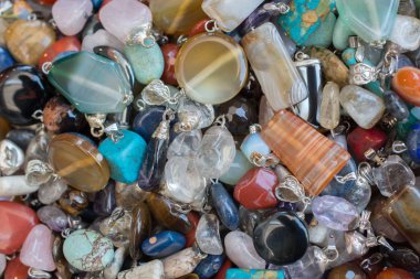 Belli bir tipte doğal mineral değerli taşlar.