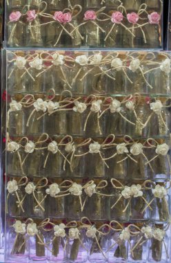 Boş küçük şeffaf şişeler seti