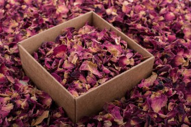 Kutuda kurumuş gül yaprakları ve arka plan olarak