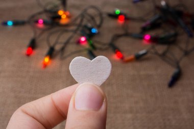 Noel ışıkları kalp şeklinde nesnenin arkasında