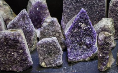 Çiğ menekşe ametist kaya kristal ametist ezoterik