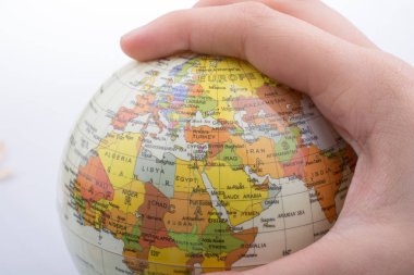 Harita ile bir küre üzerinde tutan el