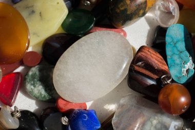 Doğal mineral değerli taşlar kümesi 