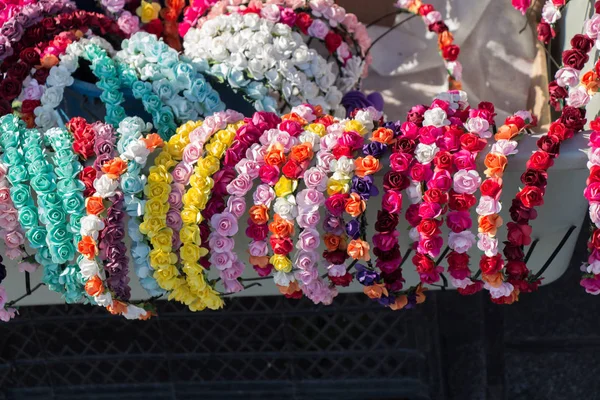 Colorful crowns made of fake flowers — Stock Photo, Image