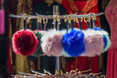 Pazarda renkli pompoms kümesi