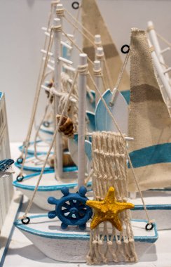 Küçük renkli model tekneler kümesi