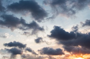 Karanlık ve gri bulutlar gökyüzünde bulundu