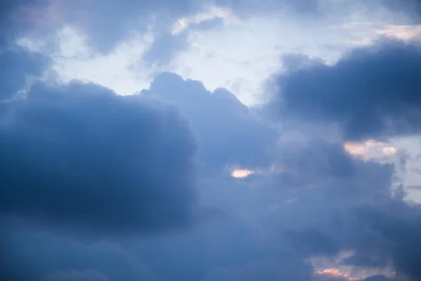 Nuages sombres et gris trouvés dans le ciel — Photo