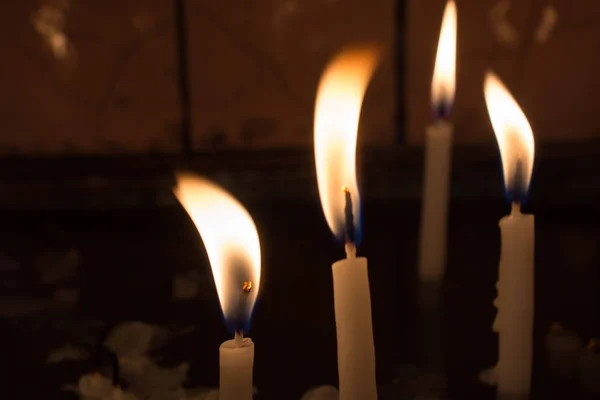 Le candele accese danno luce al buio — Foto Stock