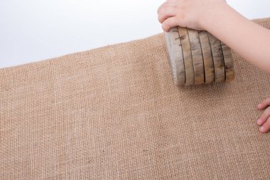 Ahşap günlükleri kesilmiş ince parçalar yuvarlak 