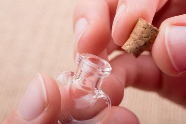 Kalp cam şişe el şeklinde