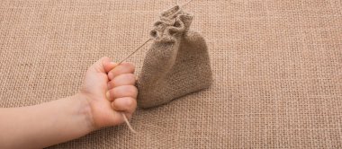 Küçük çuval ketenden boş tutan el