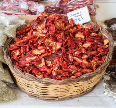 Kuru kırmızı biber Pazar standında bulundu