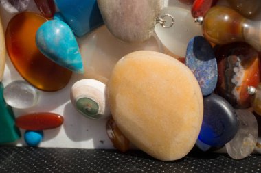 Doğal mineral değerli taşlar kümesi 