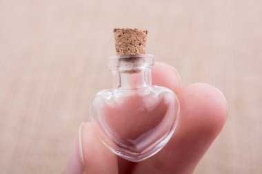 Kalp cam şişe el şeklinde