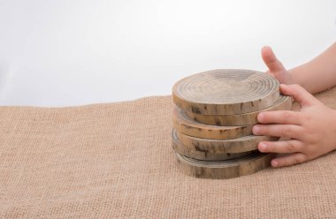 Ahşap günlükleri kesilmiş ince parçalar yuvarlak 