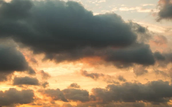 Cielo colorido con nubes — Foto de Stock