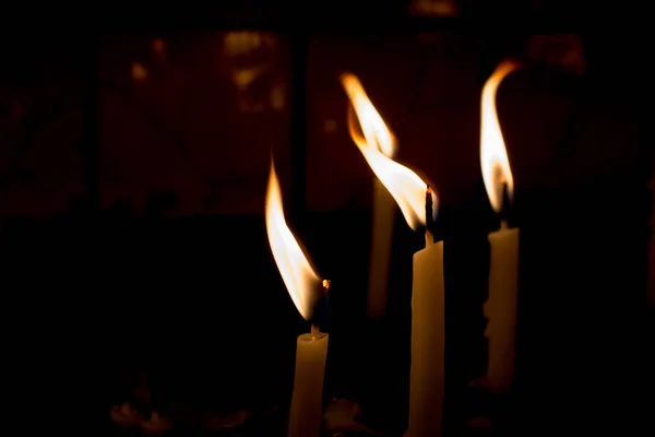 Las velas encendidas dan luz en la oscuridad —  Fotos de Stock