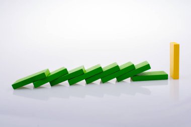 Coorful domino taşları beyaz arka plan üzerinde