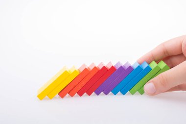 Renk Domino tutan el