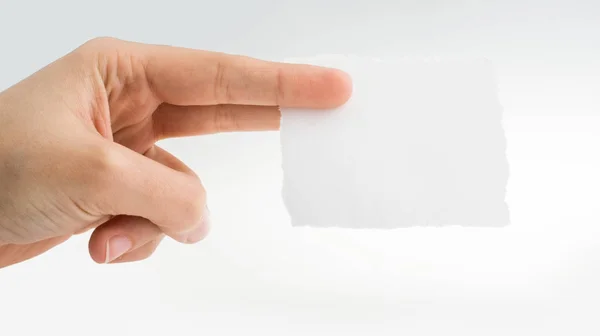 Hand met een stuk gescheurd papier — Stockfoto